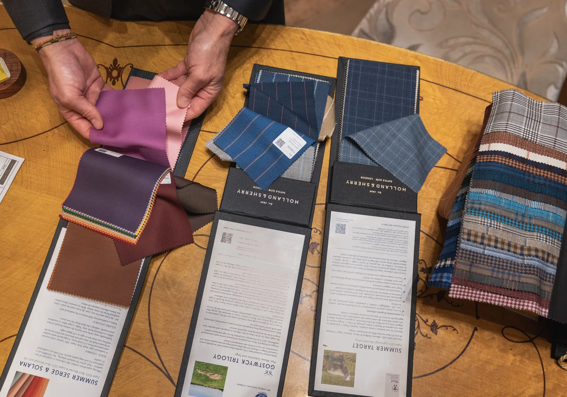 Selezione da campionario del tessuto adatto all'abito