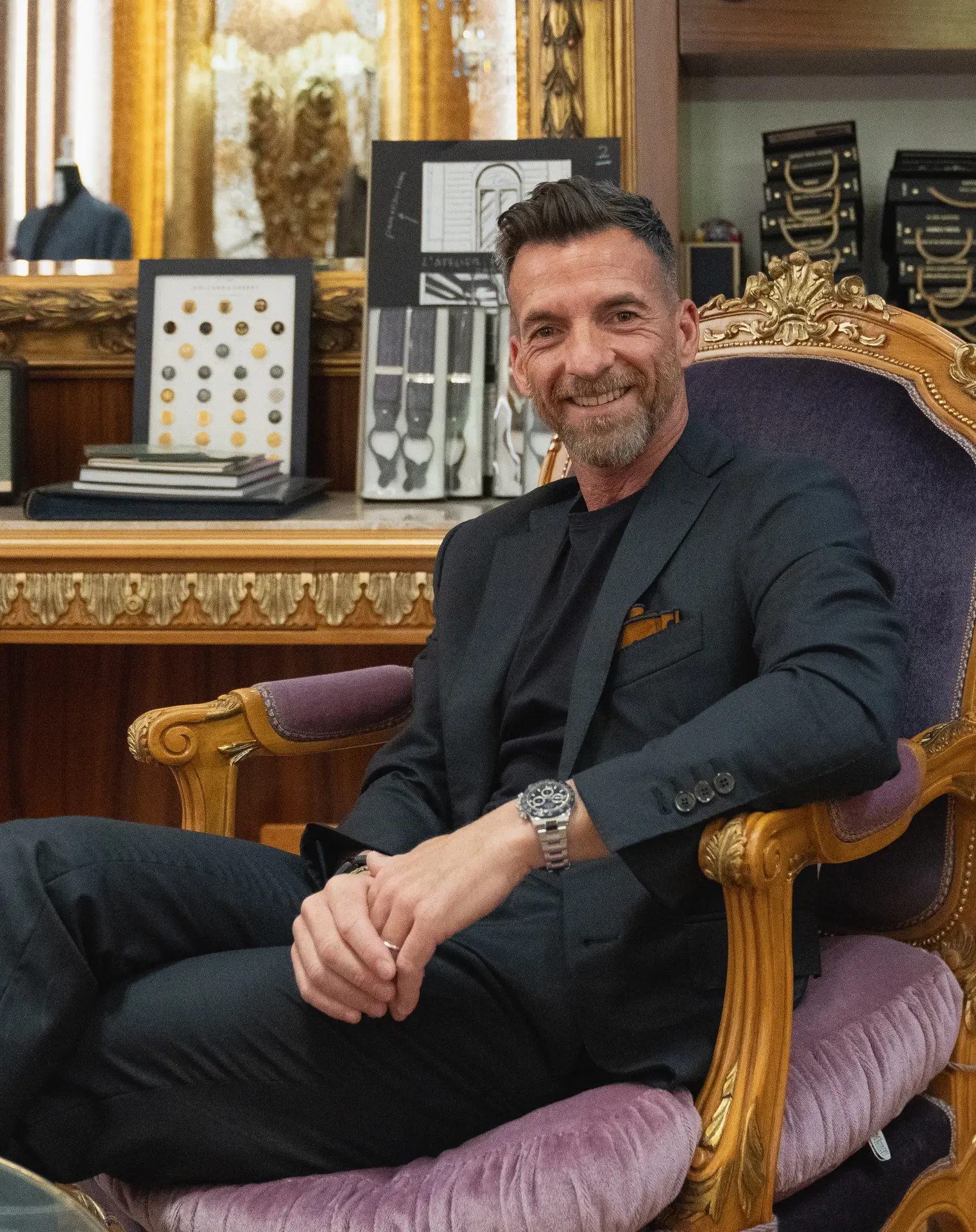 Ciro Pistarino posa seduto in atelier