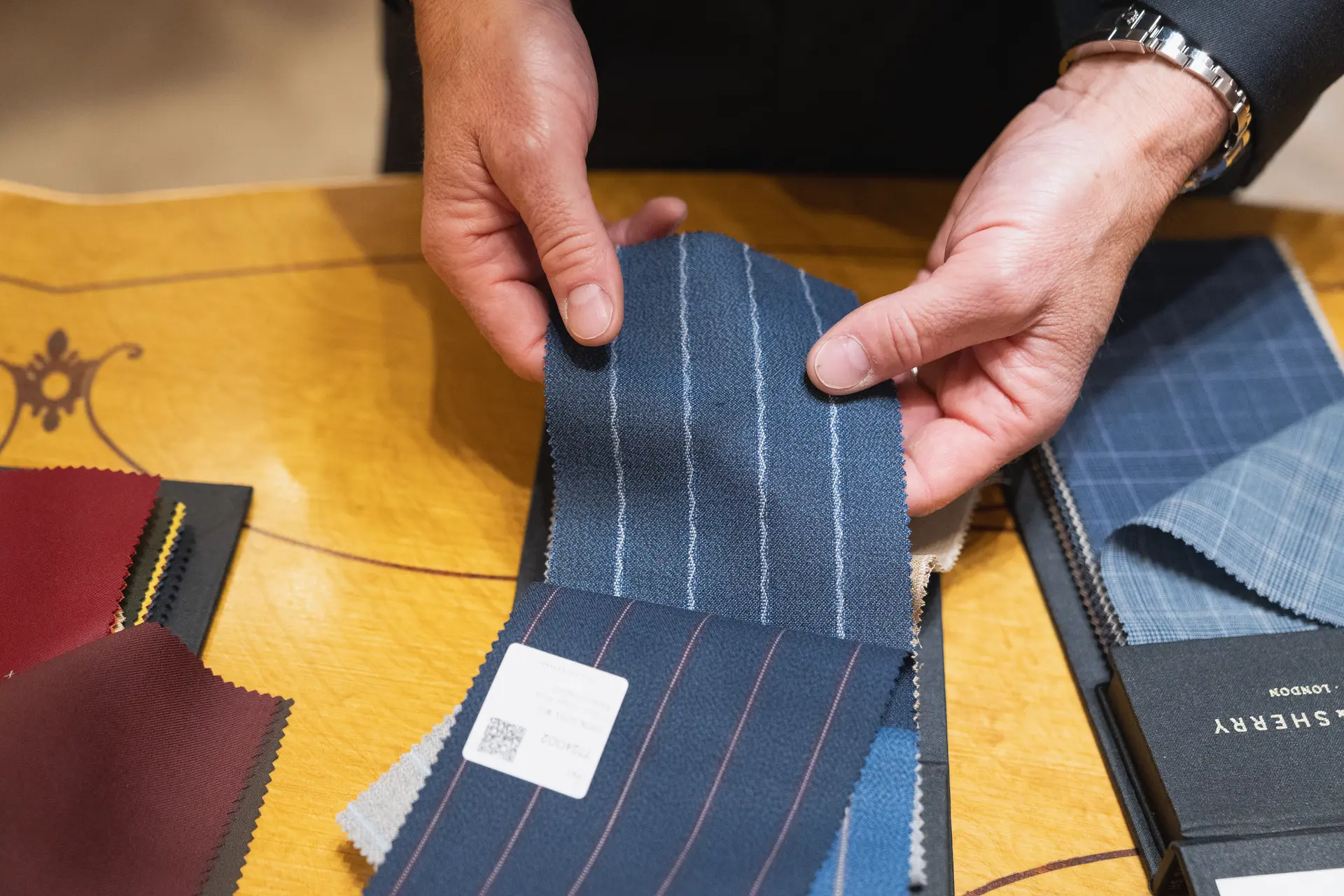 Ciro Pistarino seleziona i tessuti per i suoi abiti su misura